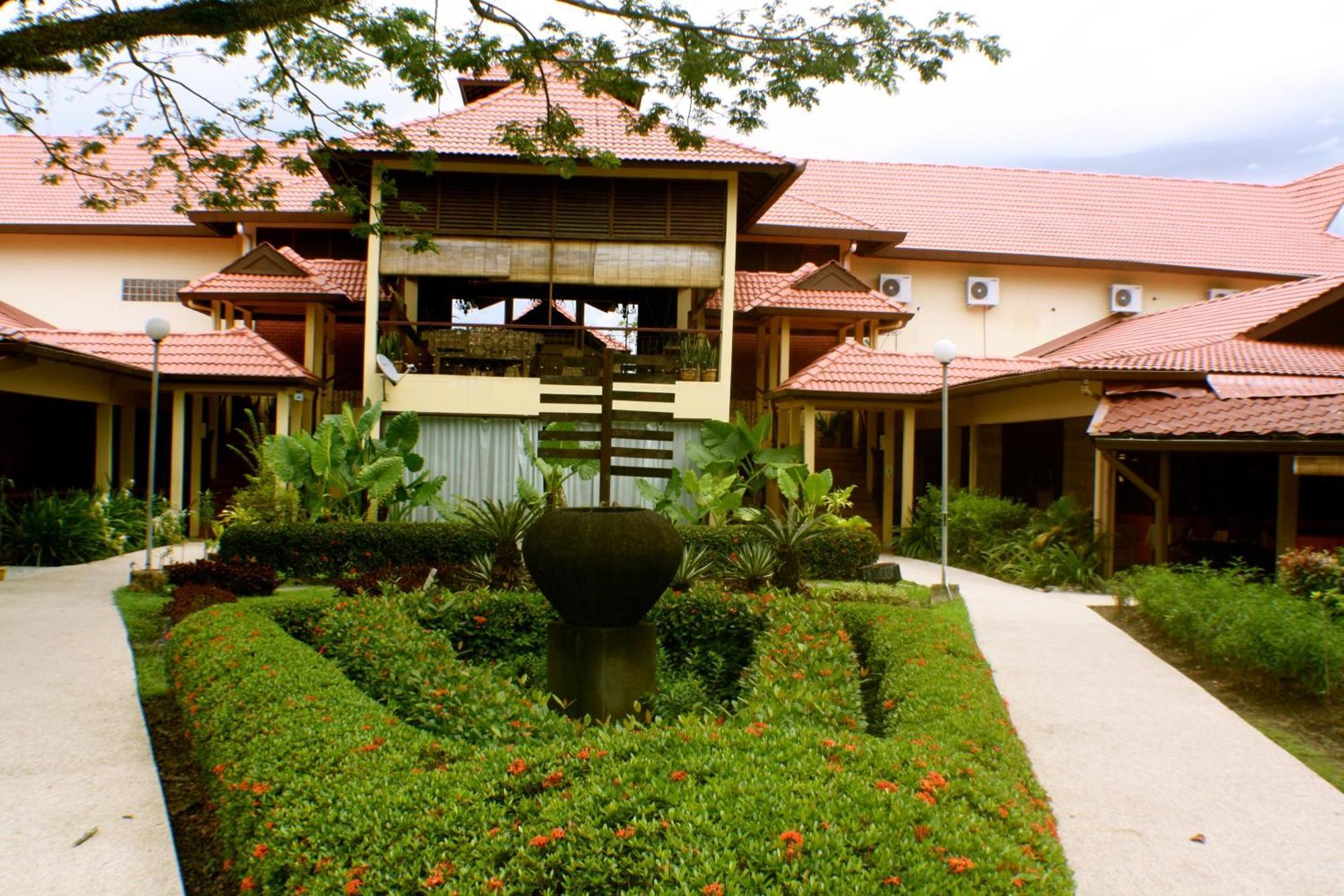 Beringgis Beach Resort & Spa Papar Exterior photo